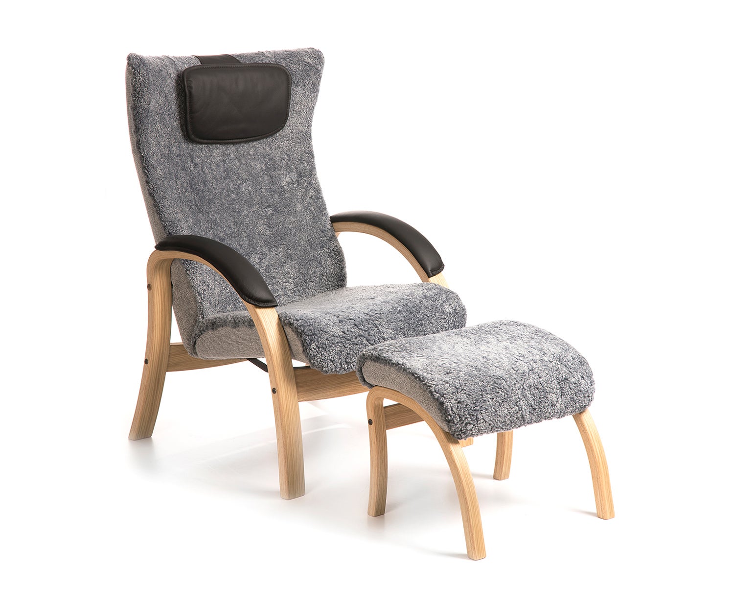 Easy Fåtölj och Fotpall i oljad ek, klädd i fårskinnet Graphite