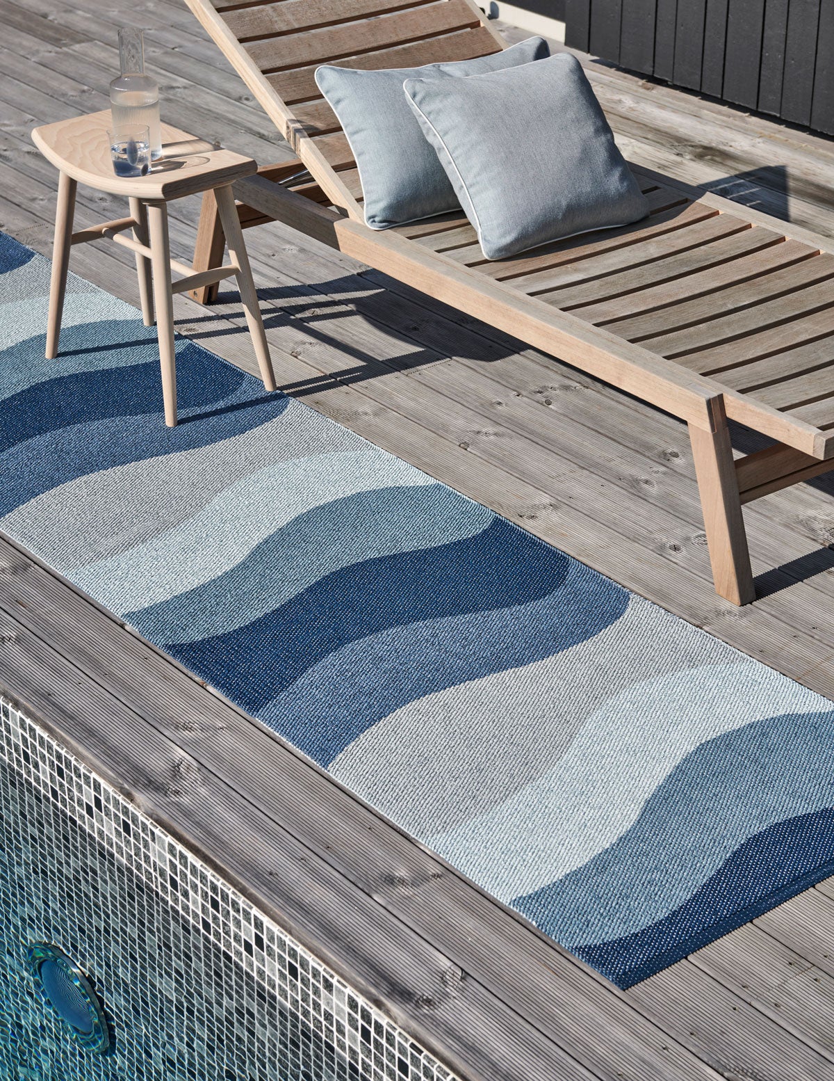Urvi Gångmatta i färgen Water vid poolkant utomhus