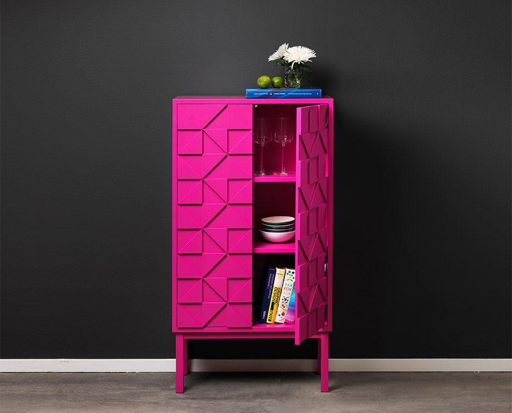 Collect 2011 Skåp Rosa mot svart vägg fyllt med porslin och böcker