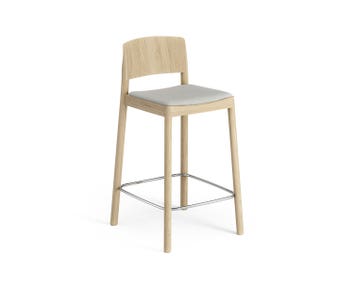 Sitthöjd: 63 centimeter. Lackad ek. Tyg Patina 03.