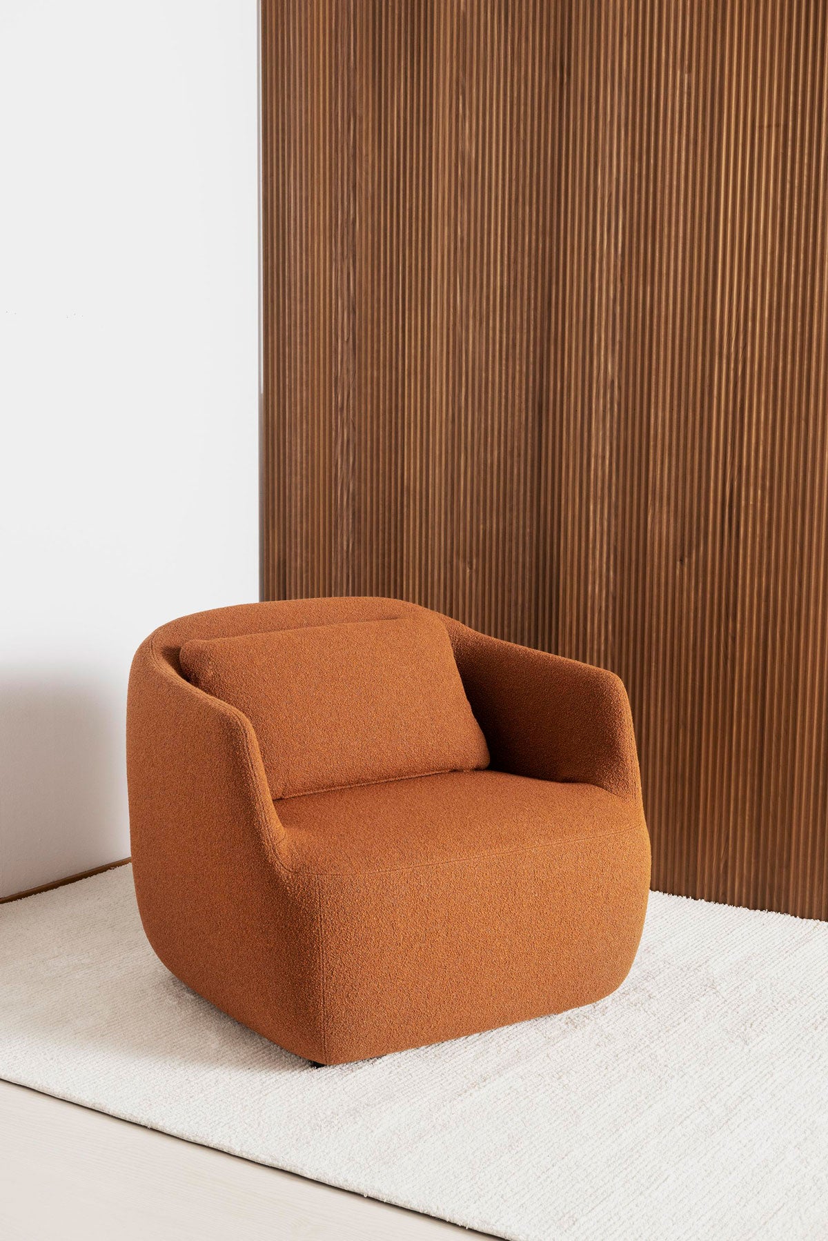 Miljöbild på Como. Fåtöljen är klädd i tyget Orsetto 0724. 