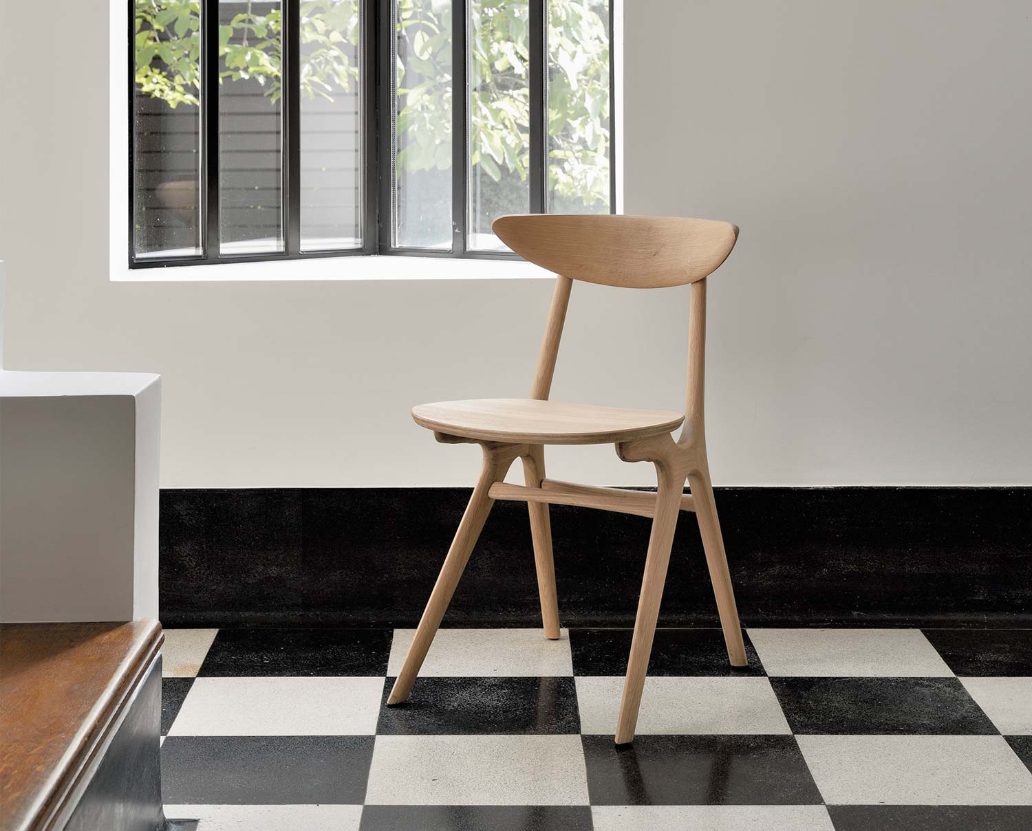 Eye Stol från Ethnicraft på ett rutigt golv