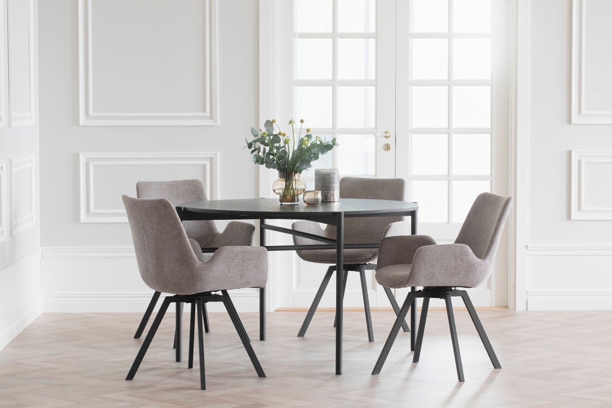 Norwell Karmstol runt svart matbord med en blombukett