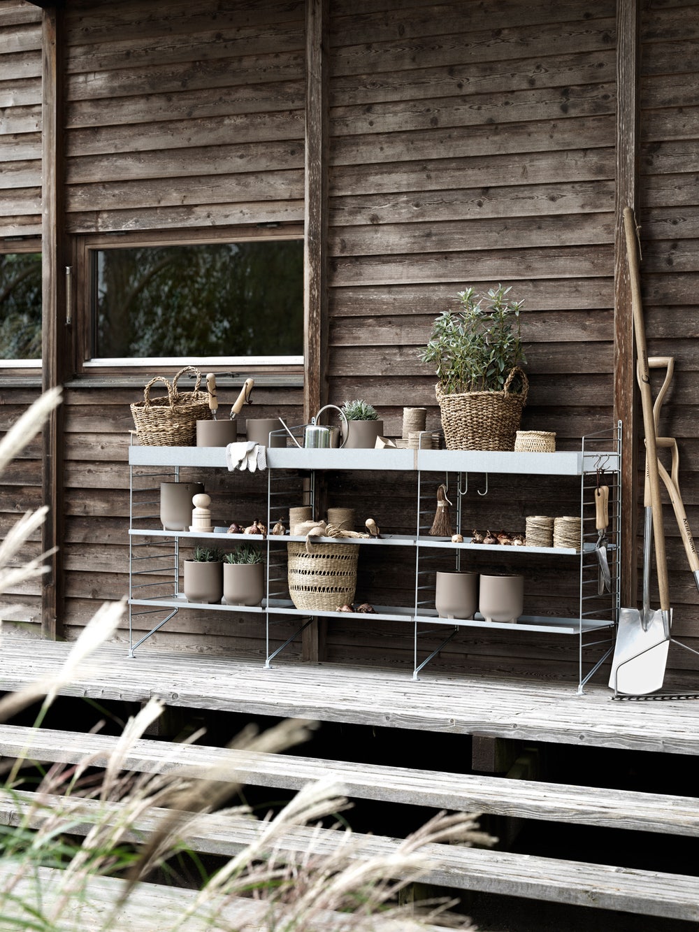 Outdoor_floor_panels_sideways.jpg String Outdoor. Inspiration till utplatsen med Stringhyllor