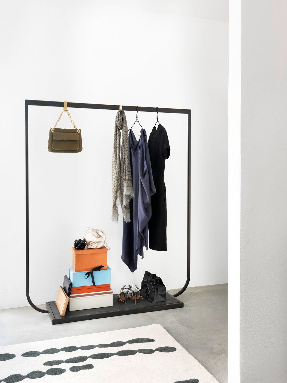 Tati Klädhängare i bredd 130 centimeter i färgen Char Grey med stenskiva i Neo Marquina med kläder, väskor och skor