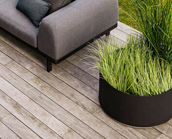 Grow Planter i färgen Lava Grey / Light Grey med planterat gräs på trädäck