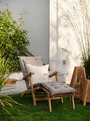 Julita Däckstol med dyna i trädgård