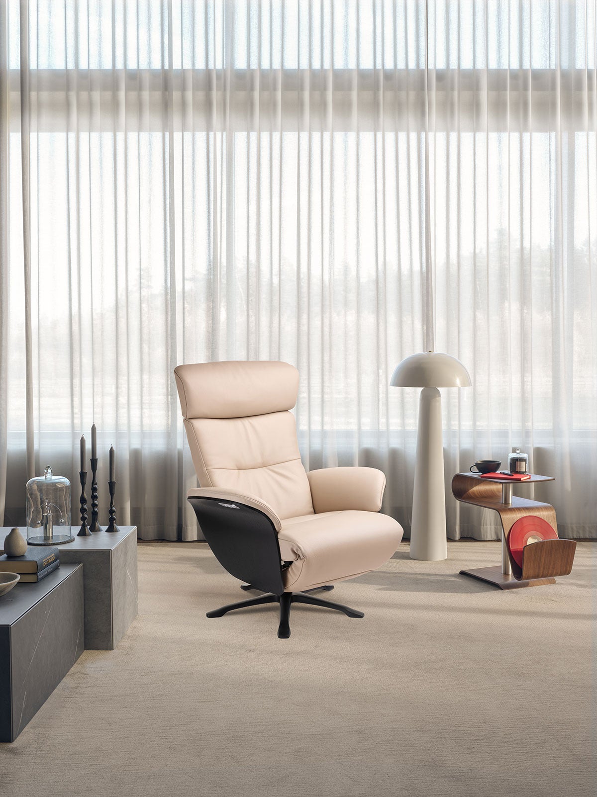 Conform-Nova-Chair-Black-Oak-Swivel-Black-Dinara-Sand-Lifestyle