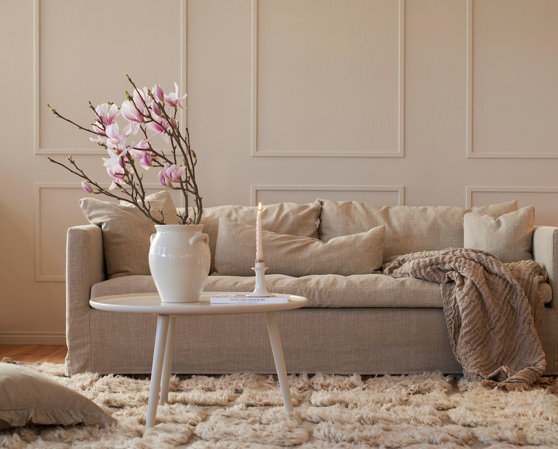 Sits Lill soffa 3-sits i sandfärgad beige avtagbar LCV klädsel med kuddar och pläd i vardagsrum.