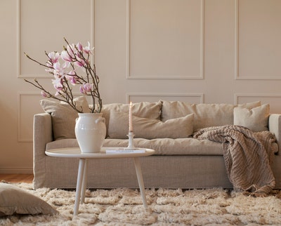 Sits-brand-small.jpg Sits Lill soffa 3-sits i sandfärgad beige avtagbar LCV klädsel med kuddar och pläd i vardagsrum.