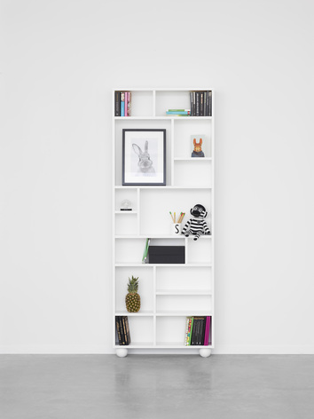 Fields Bokhylla Vit med dekorativa detaljer