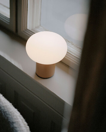 Karl Johan Portabel Bordslampa Ochre Yellow i fönsterkarm