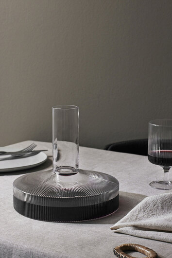 Ripple Vinkaraff Smoked Grey fylld med vin