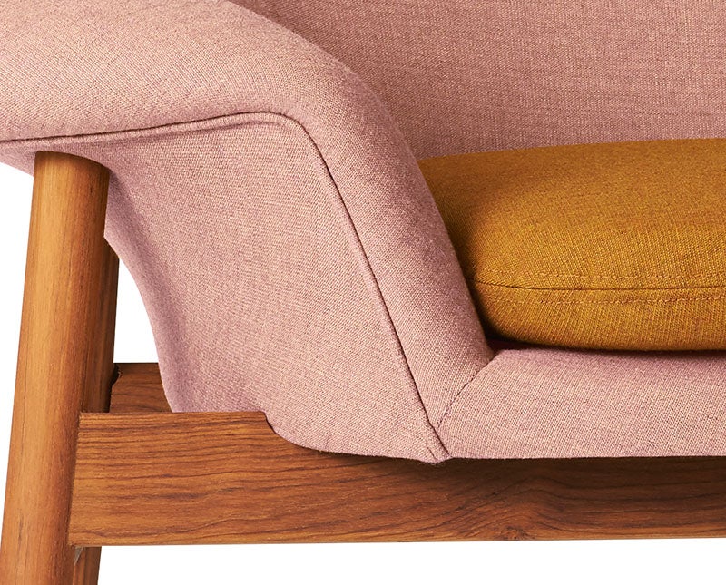 friedegg-loungechair-teak-palerose-darkorchre-01-detalj-warm-nordic