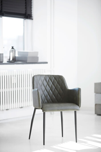 Rombo Karmstol klädd i grönt konstläder