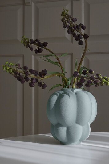 Uva Vas Keramik Pale Mint med en blomma i