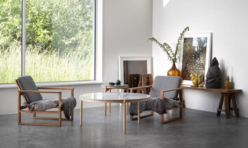 Dondo Soffbord i mitten av två fåtöljer i vardagsrum med stora fönster