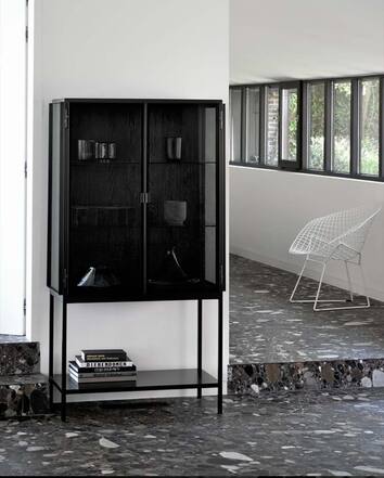 Anders Vitrinskåp i modern miljö