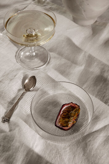 En passionsfrukt i Ripple Skål i färgen Clear på dukat bord