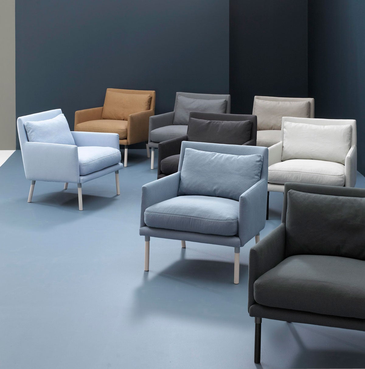 En samling fåtöljer alla i modell Lin i olika blå nyanser.
