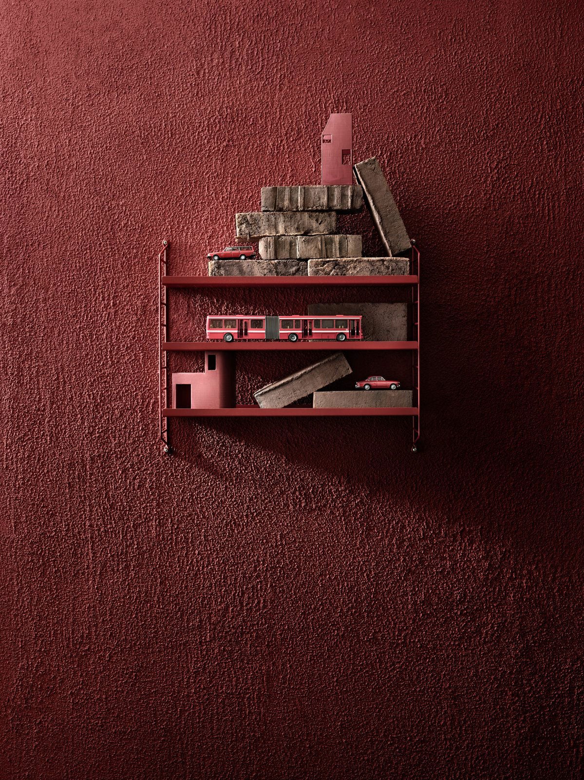 String Pocket i färgen Oxtorgsröd dekorerad med miniatyrbussar och tegelstenar