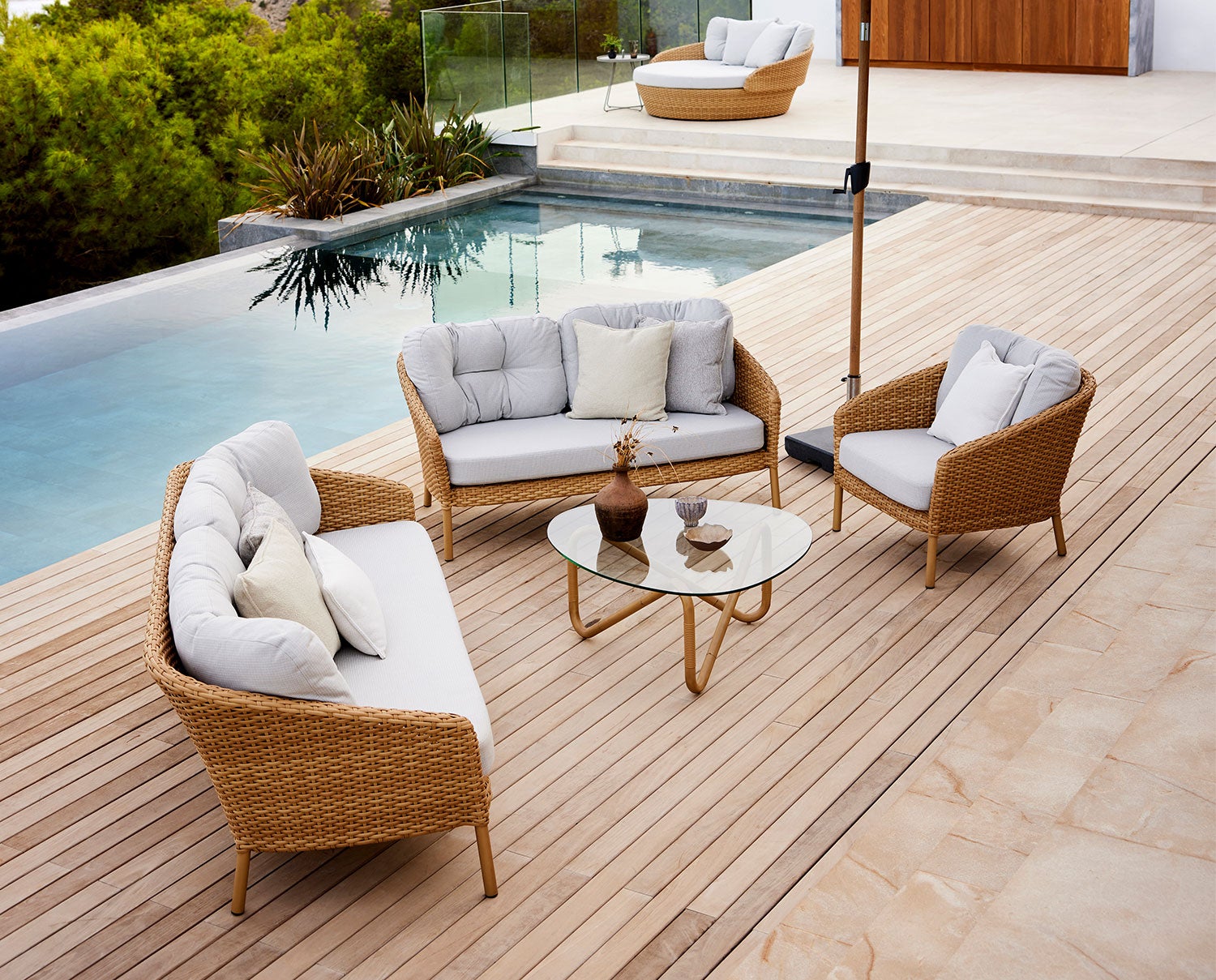 Ocean Large Soffa i soffgrupp under parasoll vid poolkant