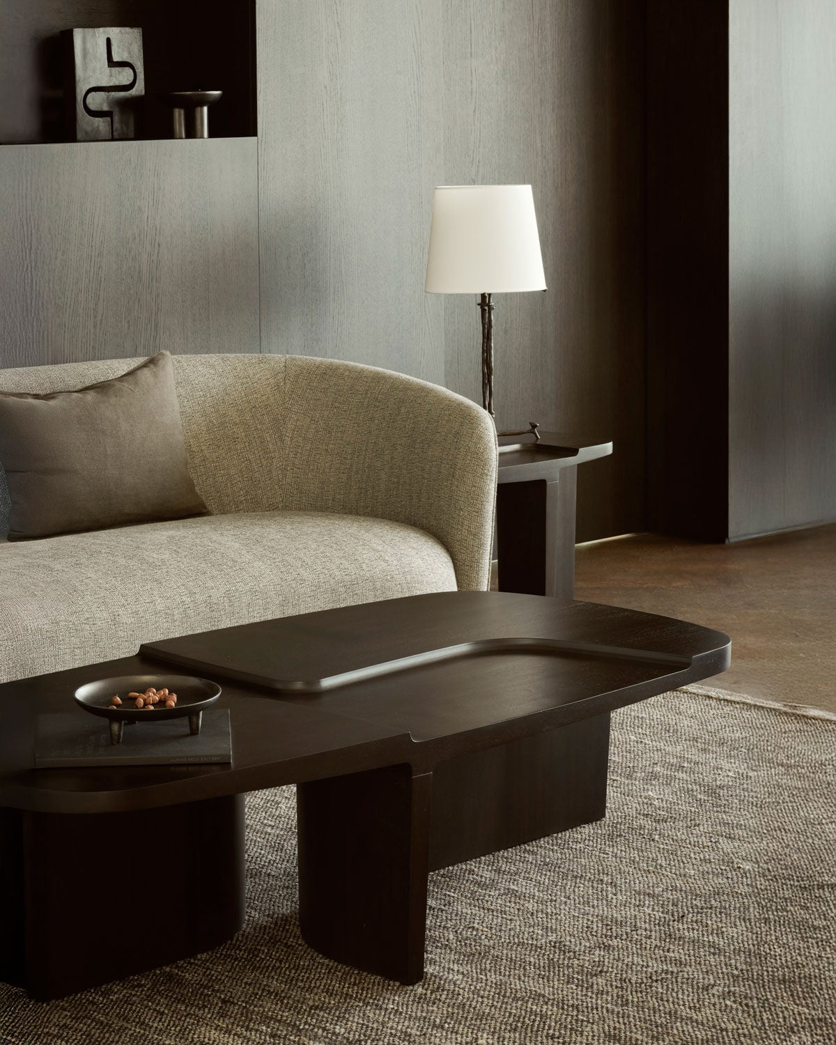 Brutalist Soffbord i mahogny i färgen Rose Brown som står i ett vardagsrum inrett i neutrala färger