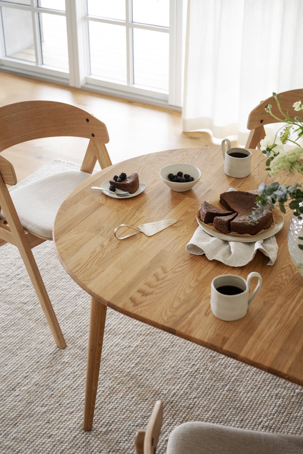 Tyler-matbord-oval-oljad-ek-Waterton-karmstol-matsal-02