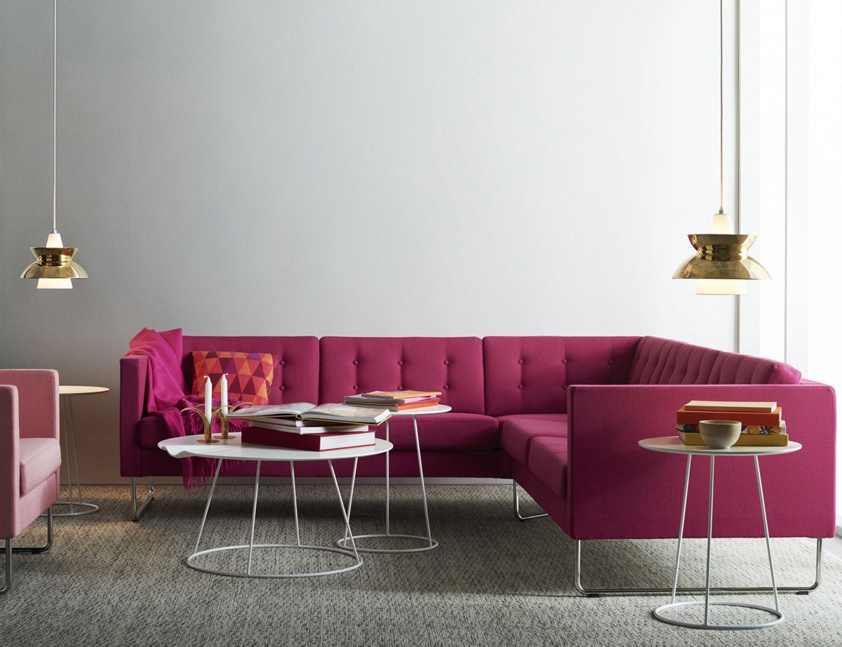 Breeze Bord i olika storlekar vid Madison Soffa i rosa tyg