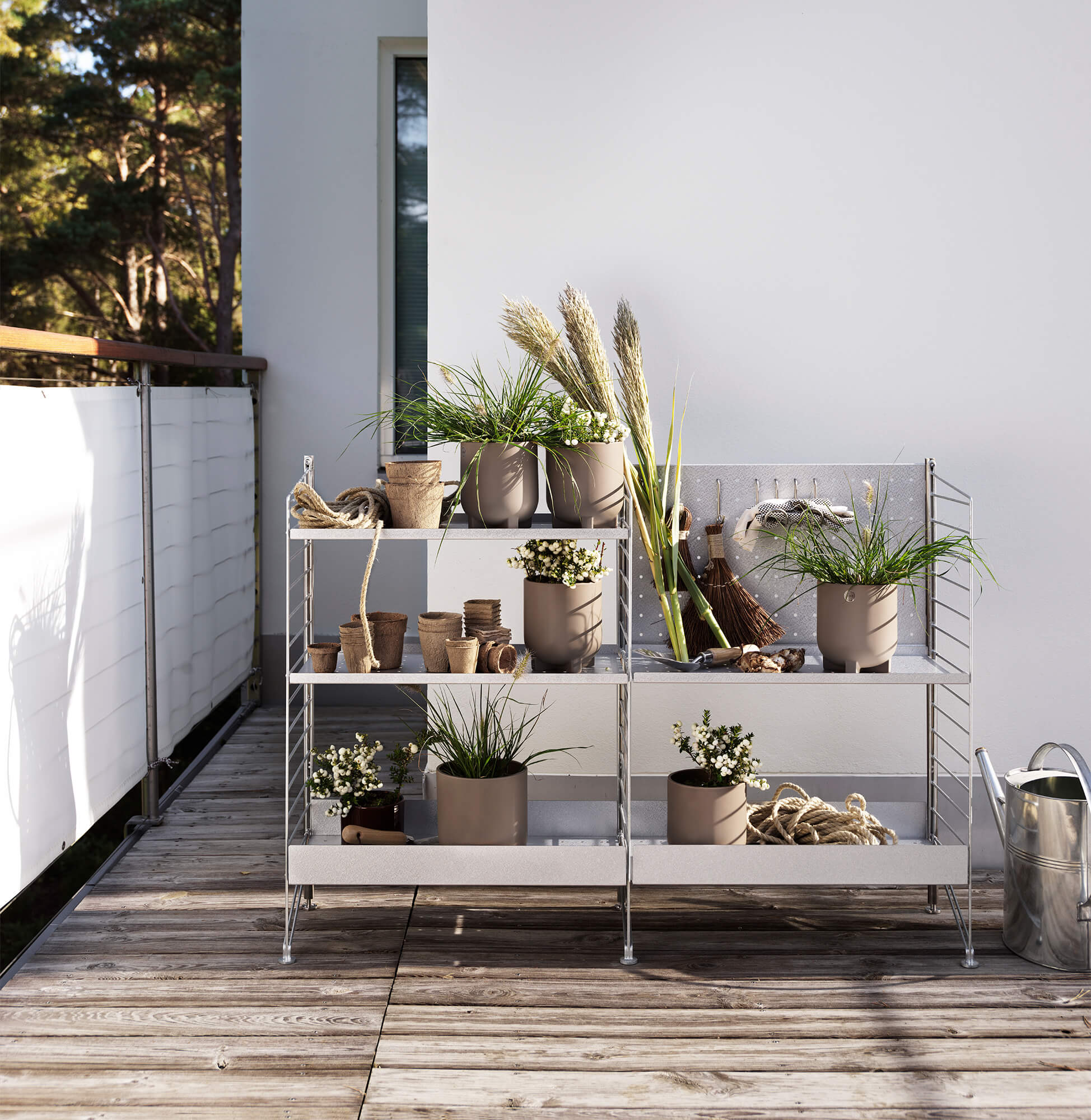 String utomhus Galvaniserat. String hyllan på balkongen