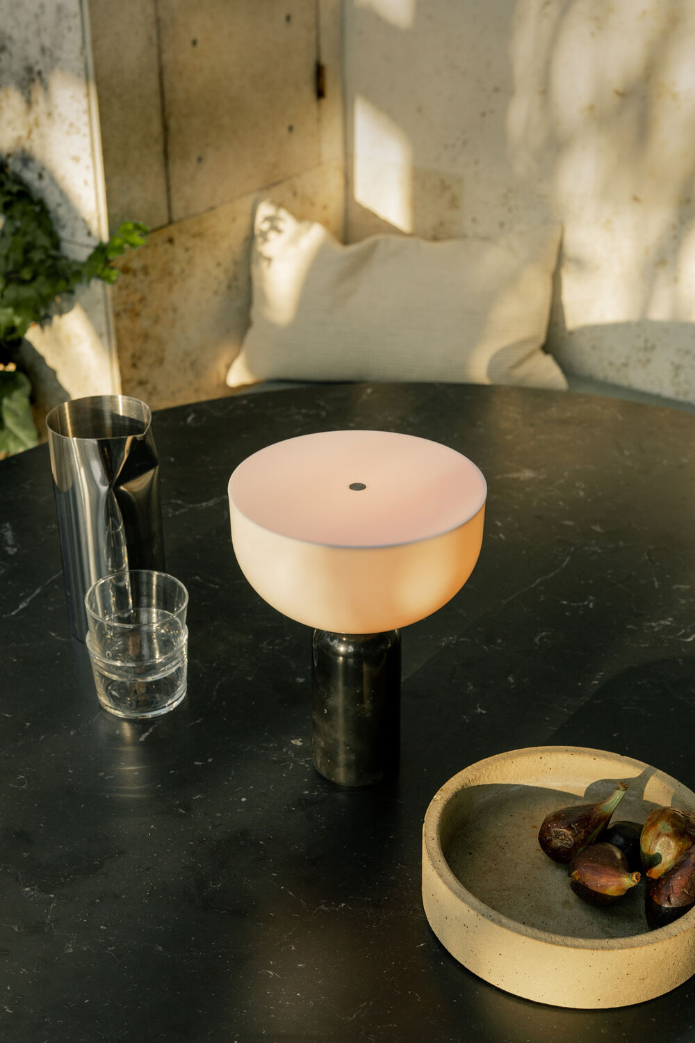 New-Works_Orangerie-2022_Kizu-Portable-Table-Lamp_Black_3