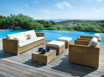 Chester Loungegrupp på en stor terass vid en azurblåpool. 