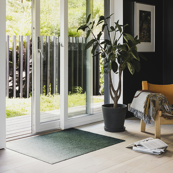 Dis dörrmatta i färgen ocean liggandes innanför altandörren. Handla online eller i butik hos Tibergs Möbler.