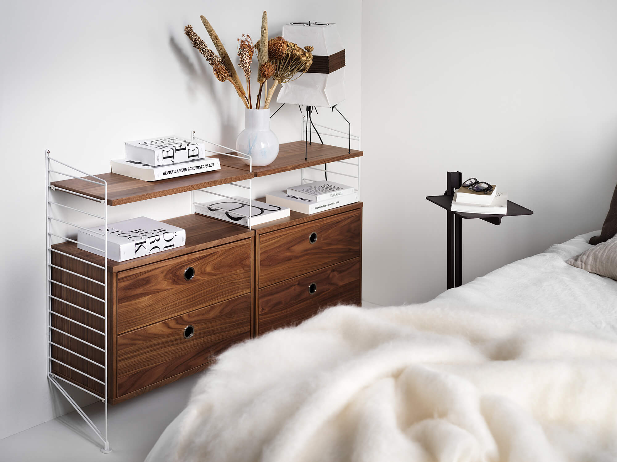 String hyllsystem. Handla hos Tibergs Möbler. 
