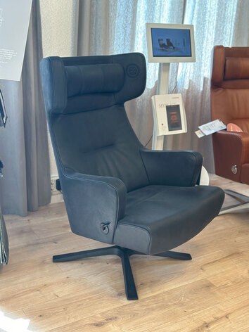 Myplace-fatolj-svart-lader-conform