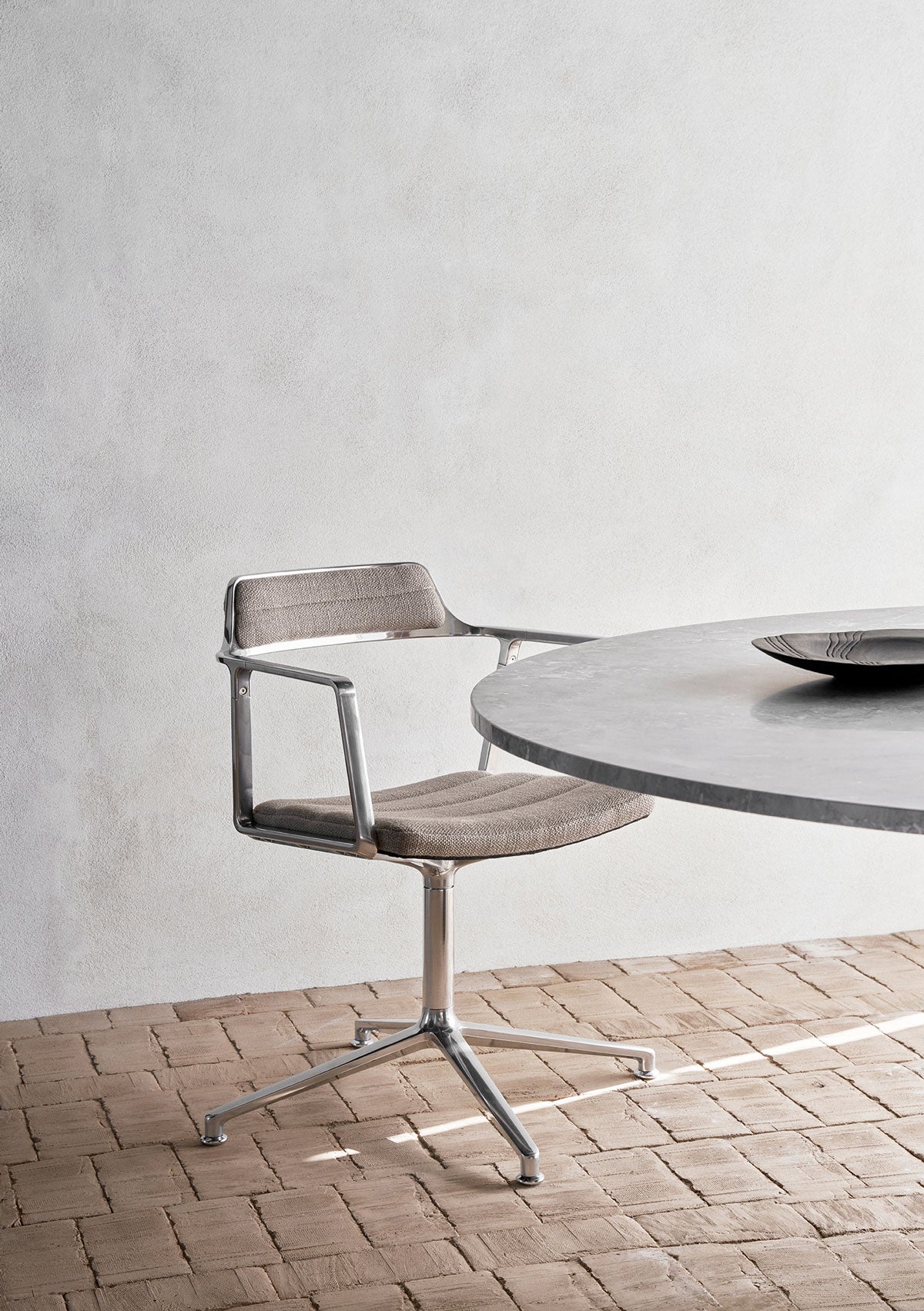 Vipp-452-Swivel-Chair-Aluminium-Dark-Sand-Castors-3