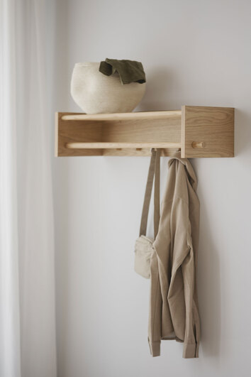 Hillmond Hatthylla Ek med flätad korg, en väska och en jacka