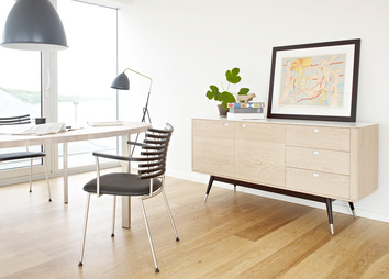 AK 2630 Skänk med en tavla, en krukväxt och böcker