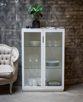 AOKO Skåp Glasdörrar Vit fyllt med glas och porslin