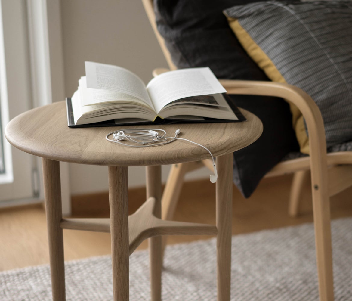 Crest Sidobord passar bra bredvid en fåtölj.