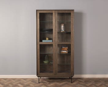 Elegant Vitrinskåp fyllt med dekorativa detaljer