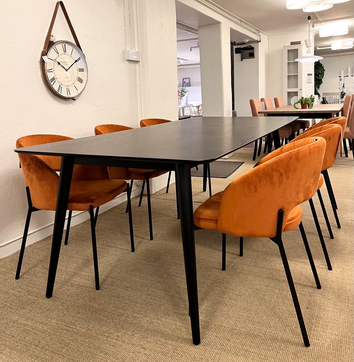 Pheno Matbord och Gap Stol i utställningen hos Tibergs Möbler i Göteborg