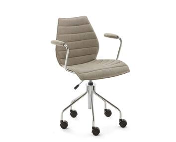 Maui Karmstol med hjul från Kartell, klädd i tyget Beige Noma