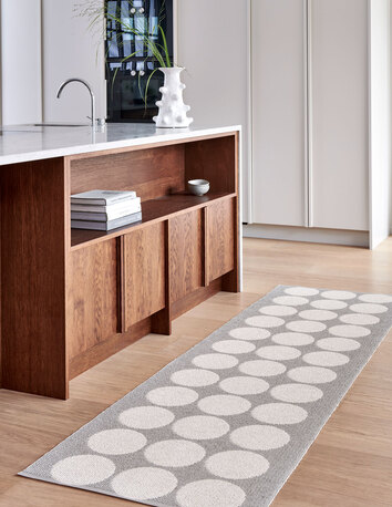 Hugo Gångmatta i färgen Linen / Vanilla i kök