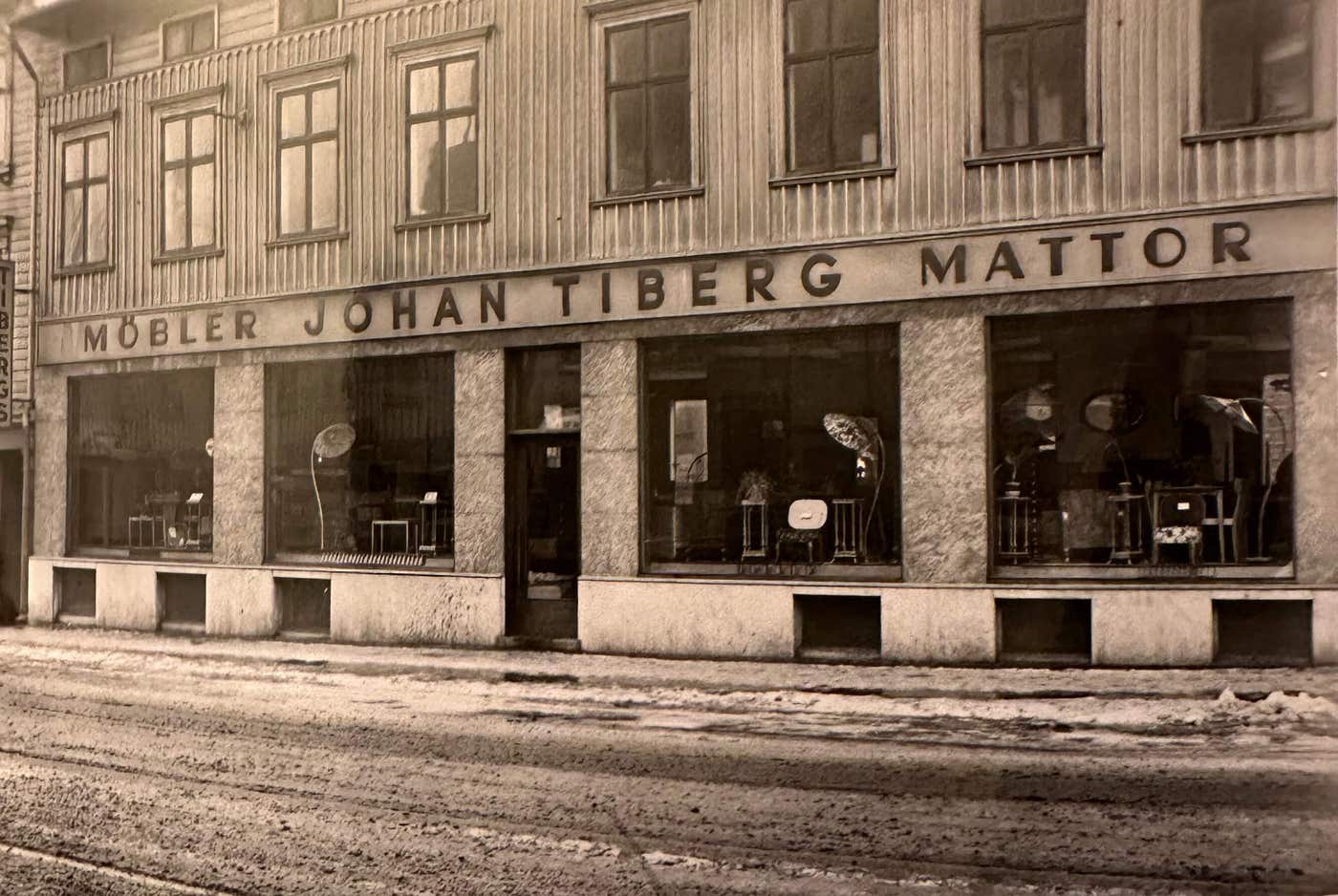 Johan-Tibergs-Mobelaffar-30-40-tal.jpg Fasaden på Tibergs Möbler under 1930/40-tal, när butiken hette Johan Tibergs Möbler