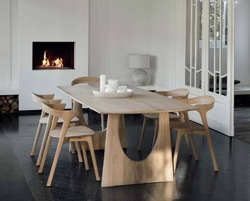 Bok Stol och Geometric Matbord i ek