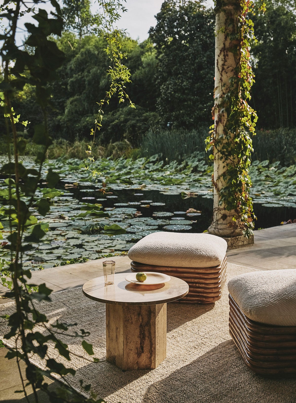 Bohemian 72 Ottoman vid sjö med näckrosor