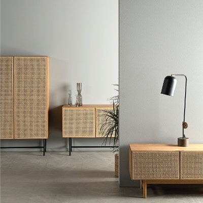 Raqcuet-Skåp-Vitrin-Mediabank-Oljad-Ek.jpg Racquet Vitrin bredvid Racquet Sideboard