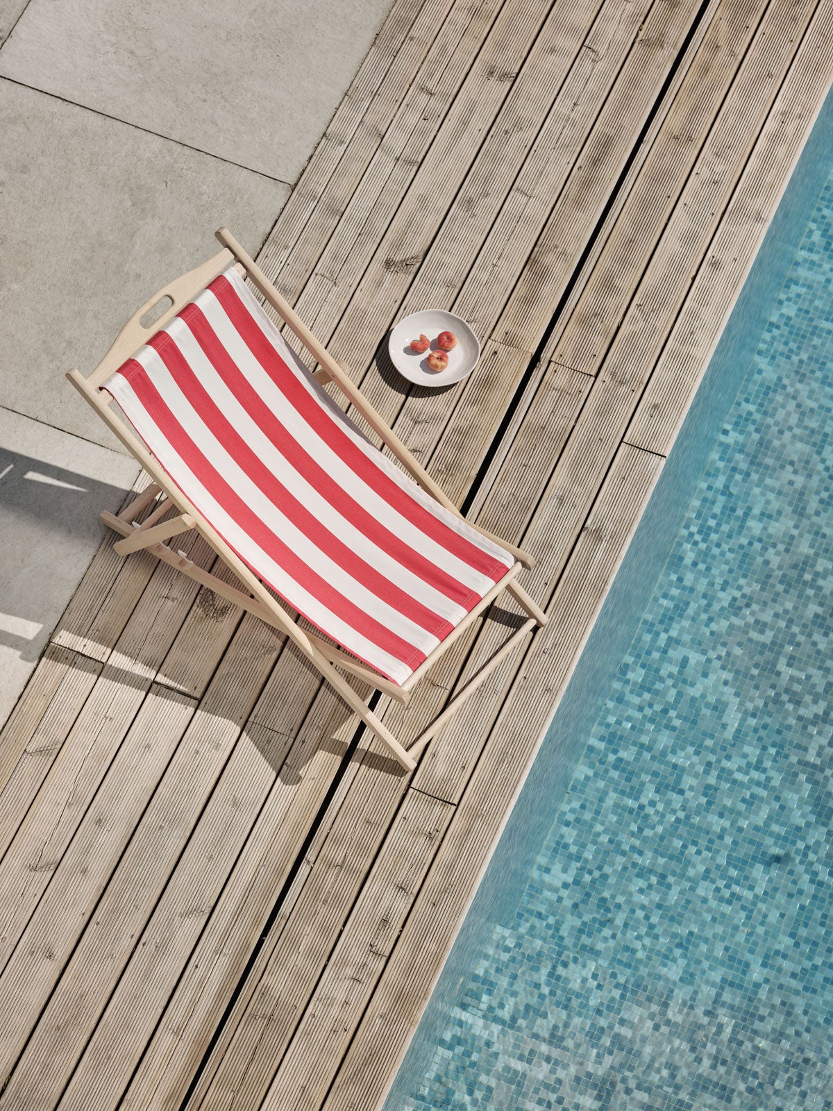 Dingla Strandstol Röd / Vit vid poolkant