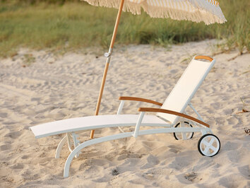 Andy Vilsäng i Vit / Teak på strand i solnedgång